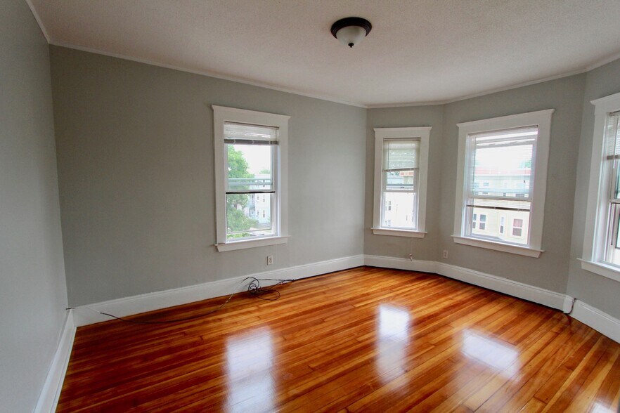 Building Photo - 137 Pleasant St
