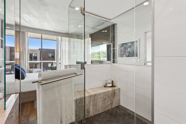 Building Photo - 5455 E Lincoln Dr