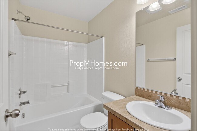 Building Photo - Cozy Two Bedroom Townhome in Amberglenn!
