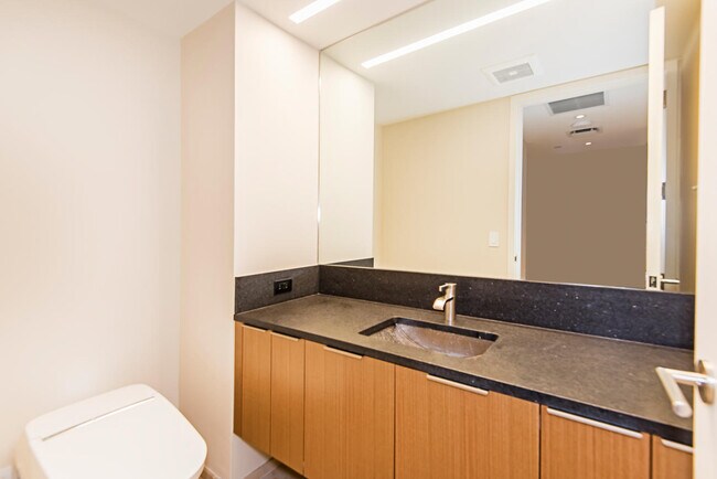 Building Photo - Luxurious Living at Park Lane 1304