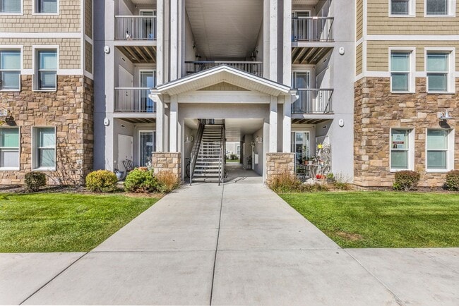Building Photo - 1051 500 E