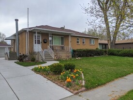 Building Photo - 5932 S La Salle Dr