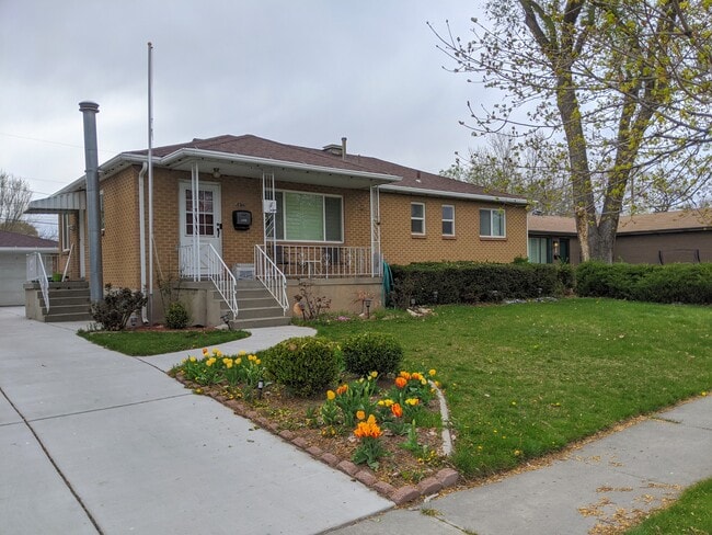 Building Photo - 5932 S La Salle Dr