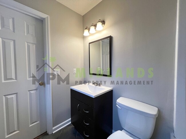 Building Photo - 844 Bentley Dr