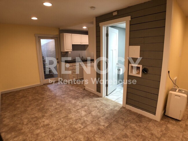 Building Photo - Available July 1st - 1 Bed/1 Bath Triplex in Prior Lake