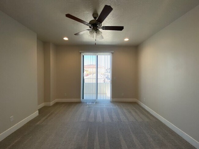 Building Photo - Beautiful 3 Bedroom Townhome Close to Amenities! $200 Off First Month's Rent!