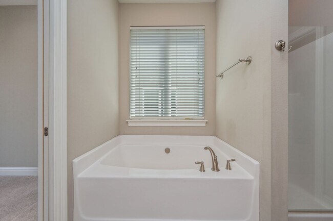Building Photo - Modern 4-Bedroom Home with Designer Touches in the Heart of Niceville