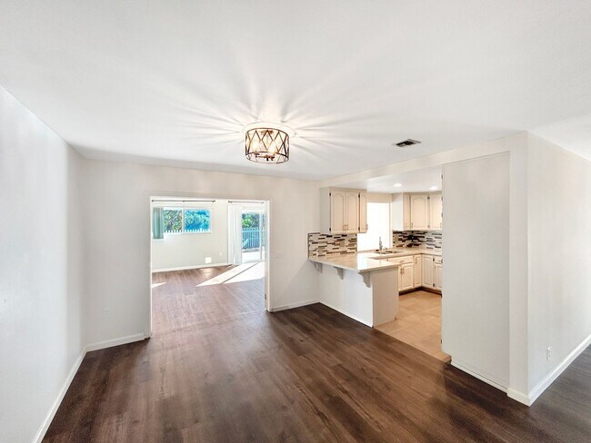 Building Photo - Beautiful 4BD/2BA W/ Attached Garage in Cl...