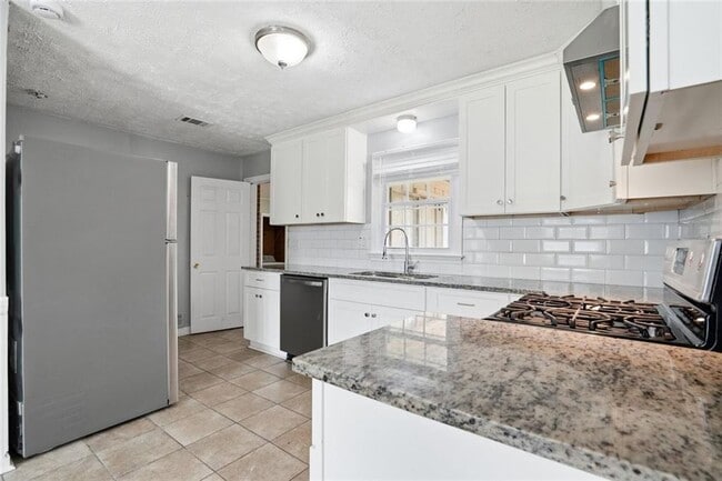 Building Photo - 5205-5205 Five Forks Trickum Rd SW