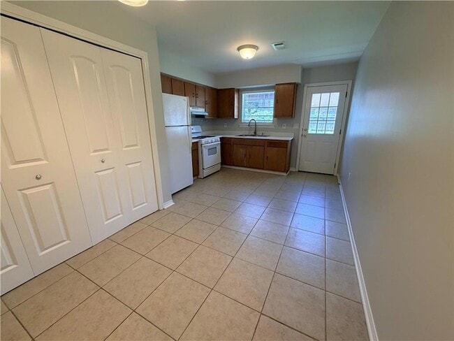 Building Photo - 210 Transcontinental Dr
