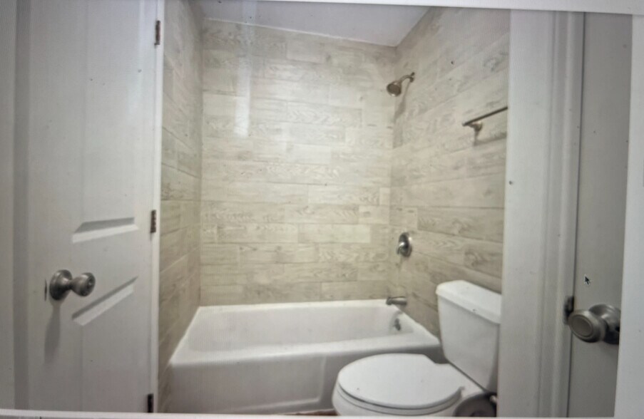 Building Photo - 665 N Beau Chene Dr