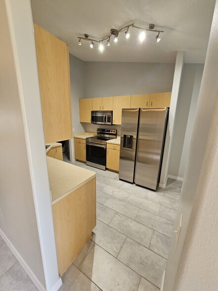 Kitchen w/ new appliances - 1125 N Carpenter Ave