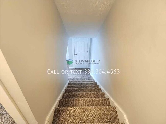 Building Photo - 157 Elm St NE