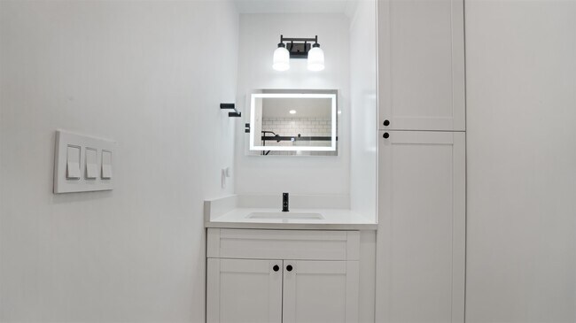 Building Photo - 228 Monroe St