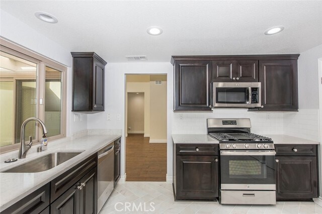 Building Photo - 1 Navarre