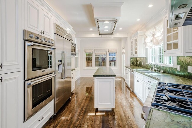 Building Photo - 719 W Poplar Ave