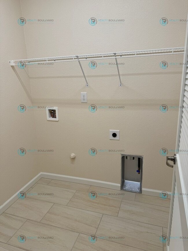 Building Photo - Luxury and Convenience Fully Equipped 3-Bedroom 2.5 Bathroom 2 Car Garage Townhome in Carson City