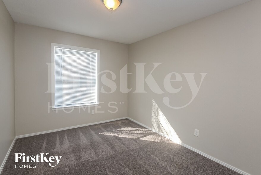 Building Photo - 1546 Willowbrook St