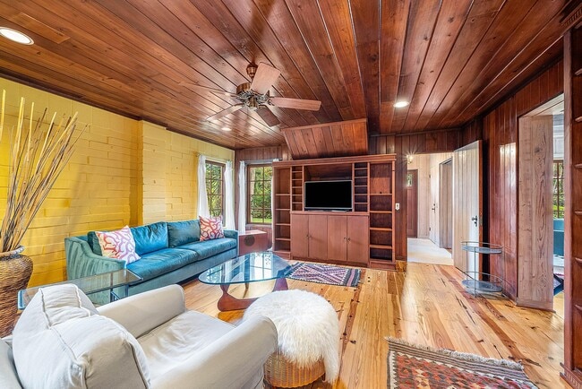 Building Photo - 334 Palm Trail