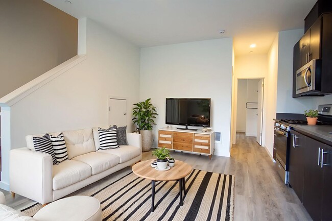 Building Photo - APPS ARE ON US! Rare 3 Bed, 2 Bath Townhou...