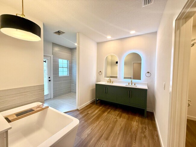 Building Photo - GORGEOUS, just completely renovated 3/2 Ho...