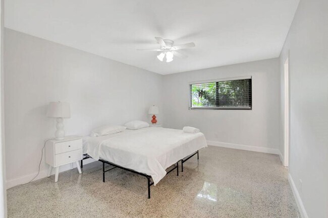 Building Photo - 3550 NE 4th Ave