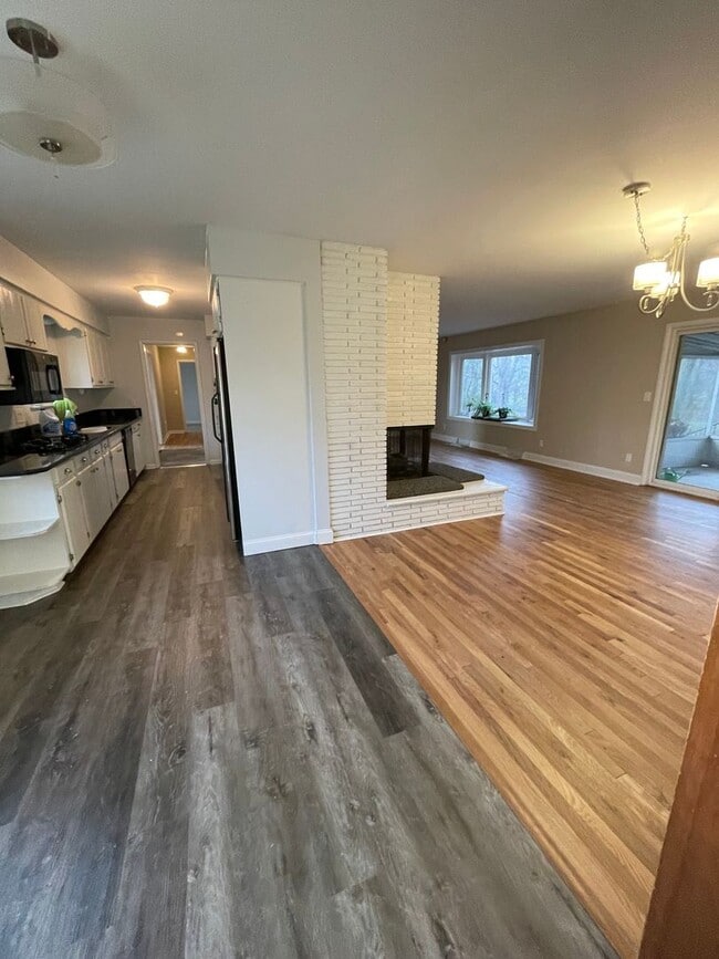 Building Photo - Beautiful Three Bedroom Home
