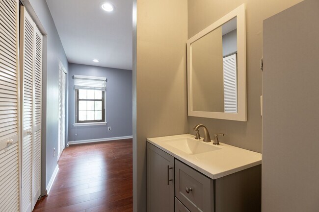 Building Photo - 2 bed 2.5 bath