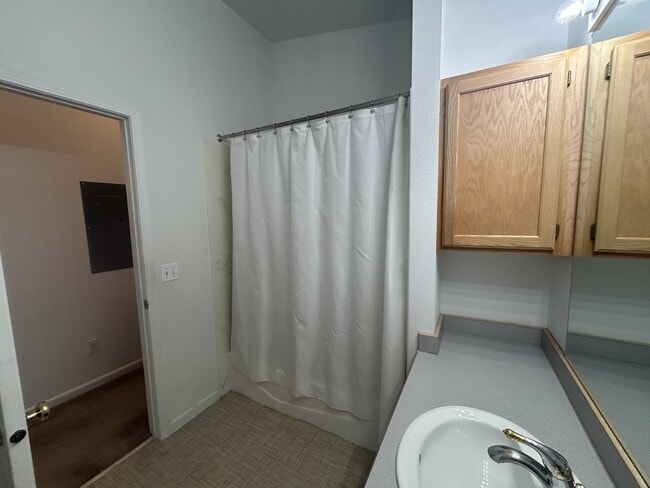 Building Photo - 15 Fairway Dr