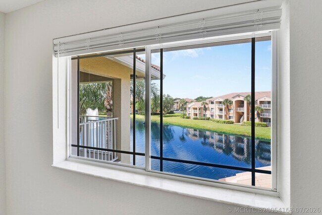 Building Photo - 121 SW Palm Dr