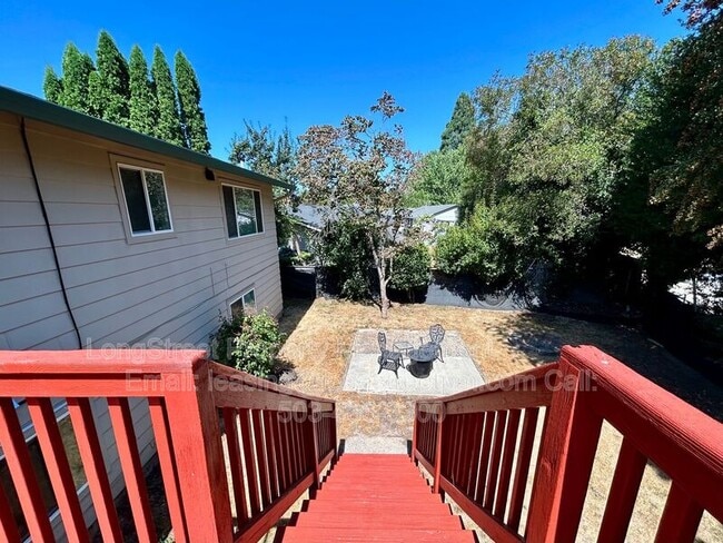 Building Photo - 794 SW Orchard Pl
