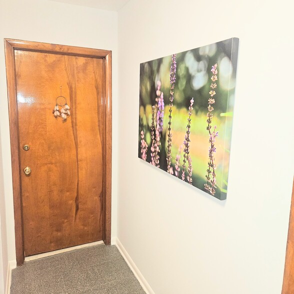 ENTRY - 109 Rockwell St