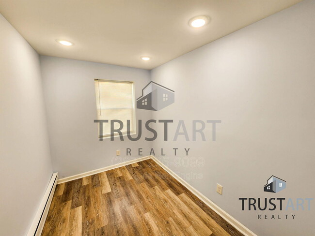 Building Photo - 1933 Colonial St