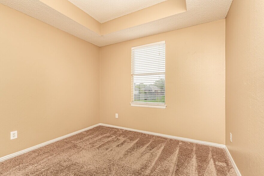 Building Photo - 520 Picketts Dr
