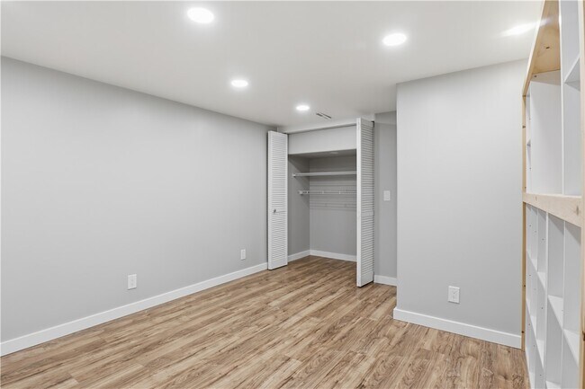 Building Photo - 456 Surrey Hill Way