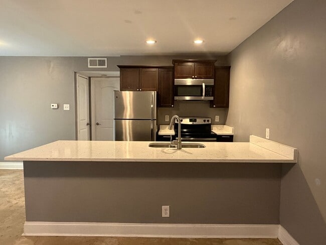 Building Photo - Fully Renovated 1-Bedroom Apartment in Alamo Heights ISD