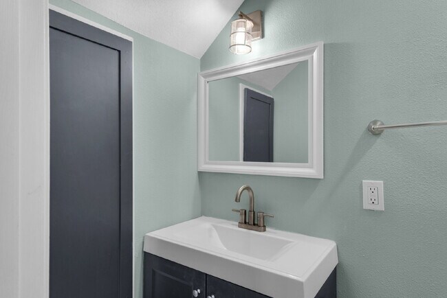 Building Photo - "Charming 2-Bed Townhouse Retreat in Fort ...