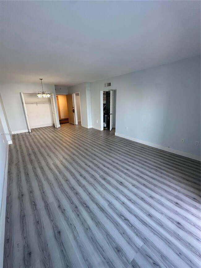 Building Photo - 400 Kings Point Dr