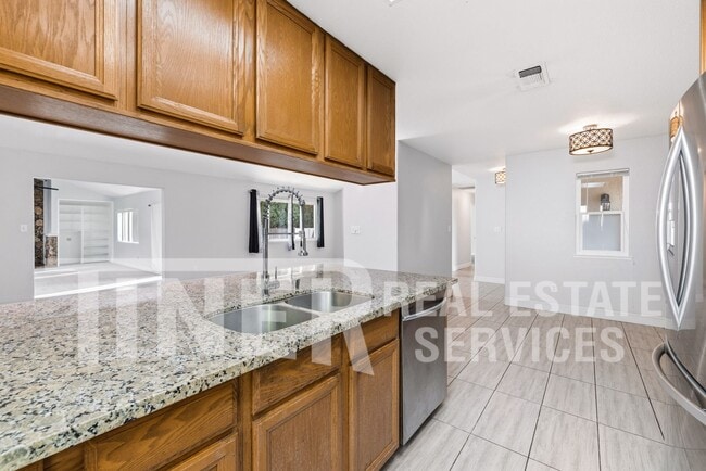 Building Photo - 511 Lyndhurst Ave