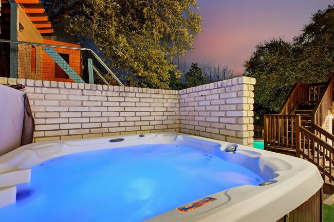 Building Photo - 2915 Quail Oak St