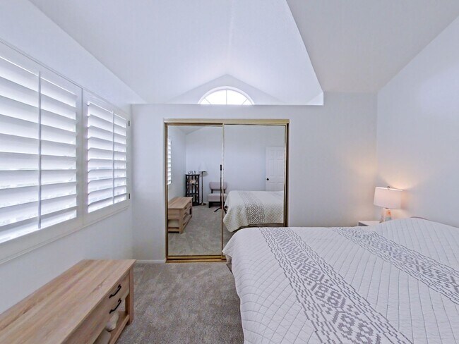 Building Photo - FURNISHED - Elegant 3 bedroom with office ...