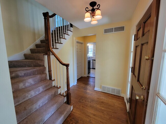 Building Photo - Large 4 bed, 1.5 bath, Over 2,000 square feet.