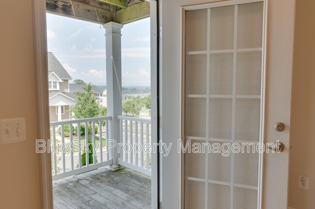 Building Photo - 2170 Saranac Ct