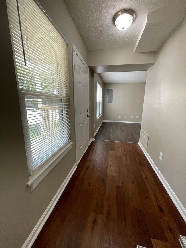 Building Photo - Newly Renovated Just For You!
