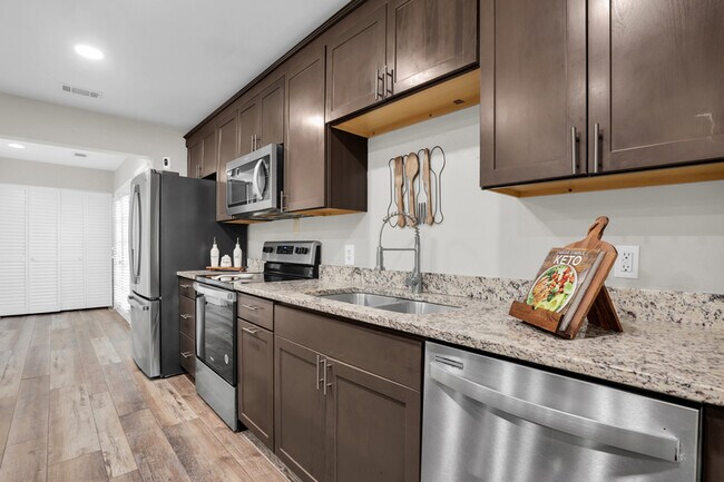 Building Photo - 136 Meadowside Ln