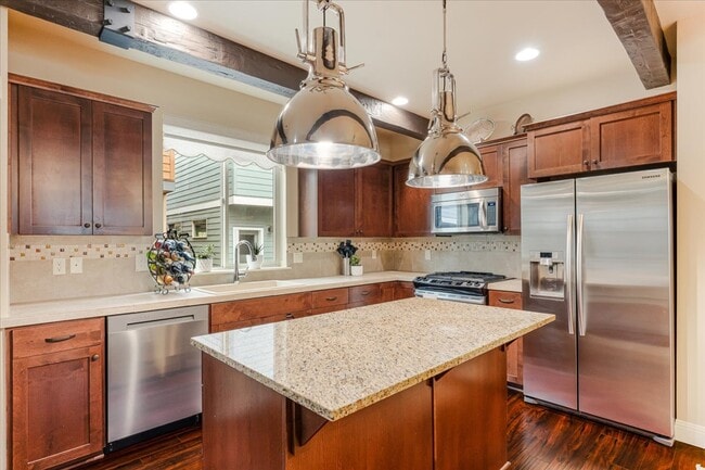 Building Photo - 14215 SW Burlwood Ln