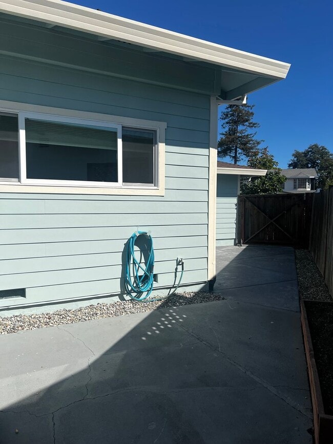 Building Photo - Remodeled Single Story 3 Bedroom/2 Bathroo...