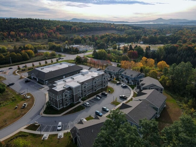 Building Photo - 2 bed, 1 bath apartment with washer and dryer included (85 Griffin Ln #102)