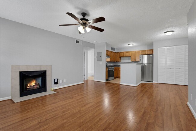 Building Photo - 1/1 Condo in Gated Lakefront Community ~ Laminate Flooring and Brand-New SS Appliances!!