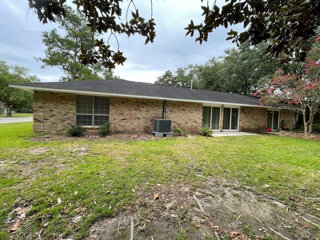 Building Photo - 334 Country Club Blvd